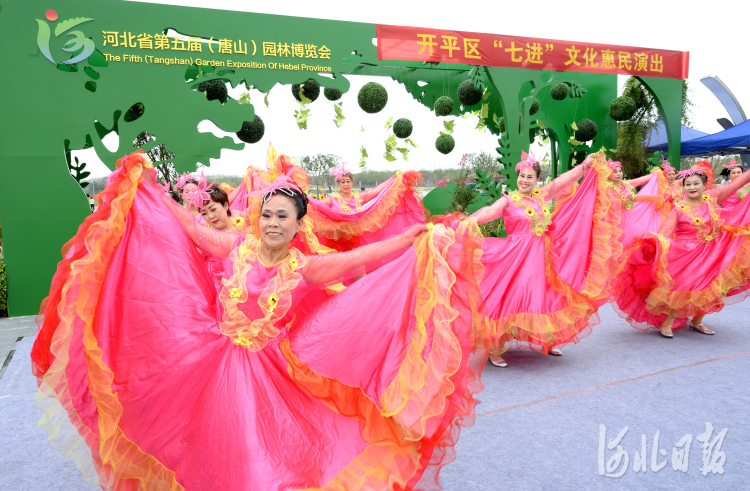 2021年7月4日，唐山园博园内的文化惠民演出现场。河北日报记者杜柏桦摄影报道