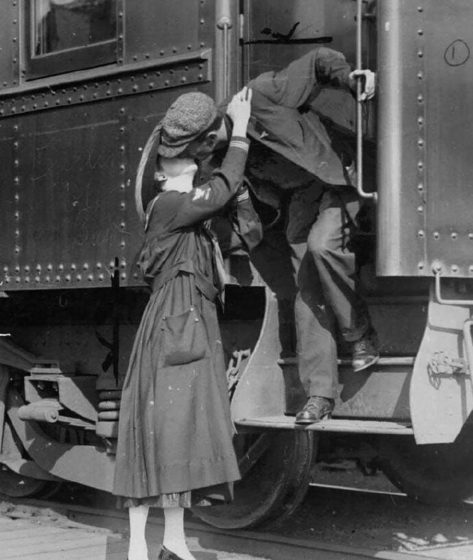 一位美军士兵在离别前亲吻女友 1922年 凤凰网