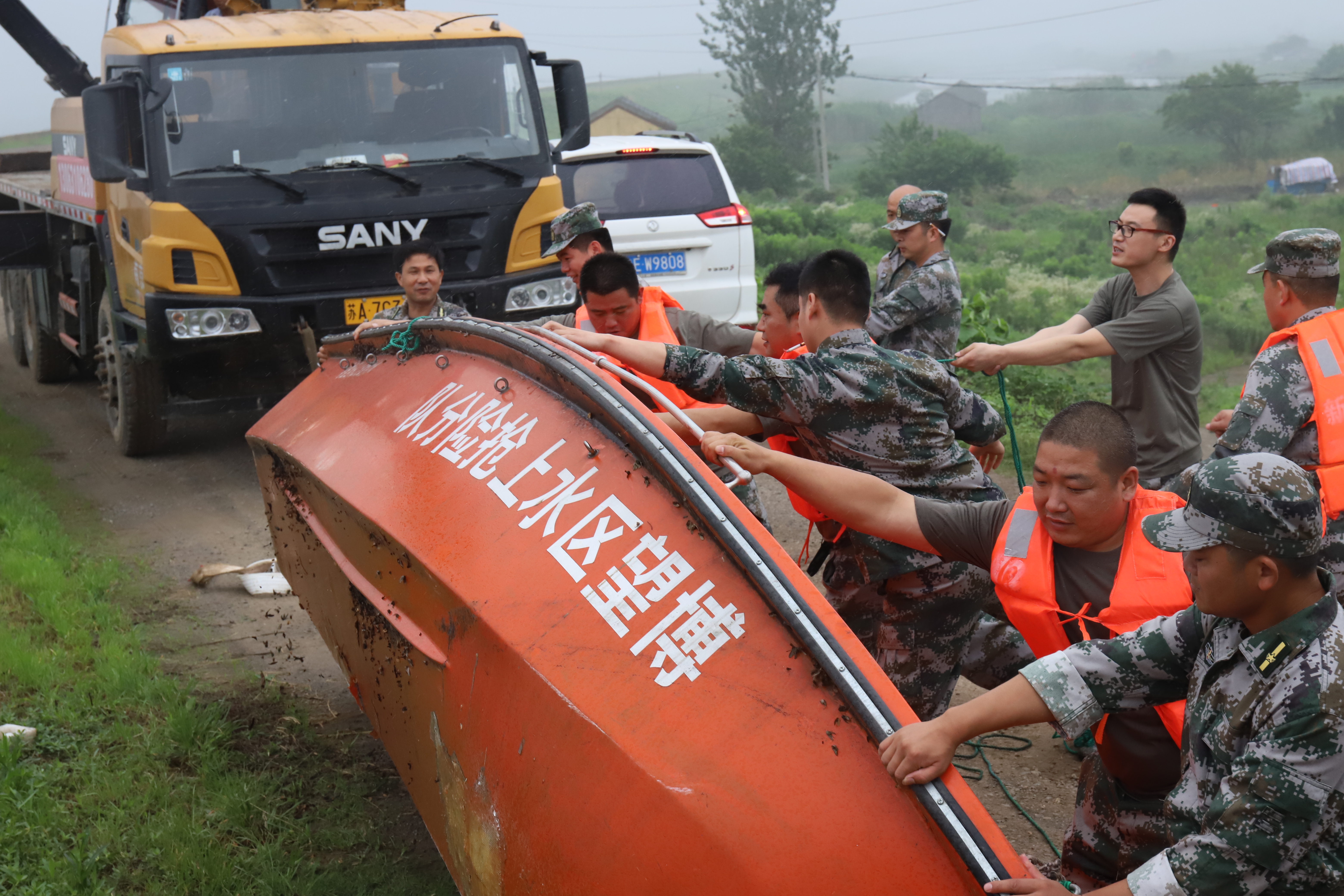 之后,身着迷彩服和救生衣的博望区人武部民兵教练员吕亮亮在指挥下