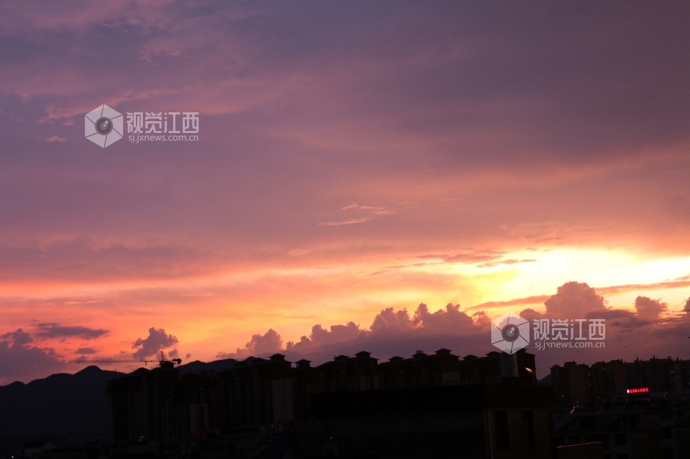 遂川:雨后天空惊艳 “绚丽晚霞”格外迷人