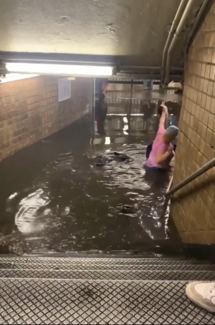 纽约暴雨 洪流猛灌地铁站：瞬间齐腰深