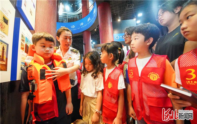 秦皇岛海事局工作人员给小记者们传授救生衣、救生圈等常见应急救生设备的正确使用技巧。通讯员周嘉伟摄