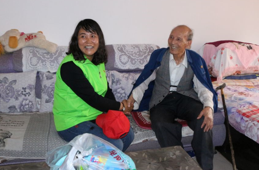 穿梭社区大街小巷 群众贴心人王玉萍的点滴故事暖人心