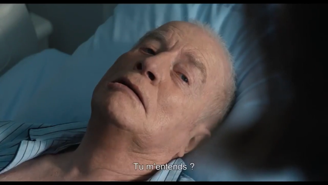 尽管 全程眼歪口斜,瘫痪在床,却用自己的幽默金句提亮了整部电影的