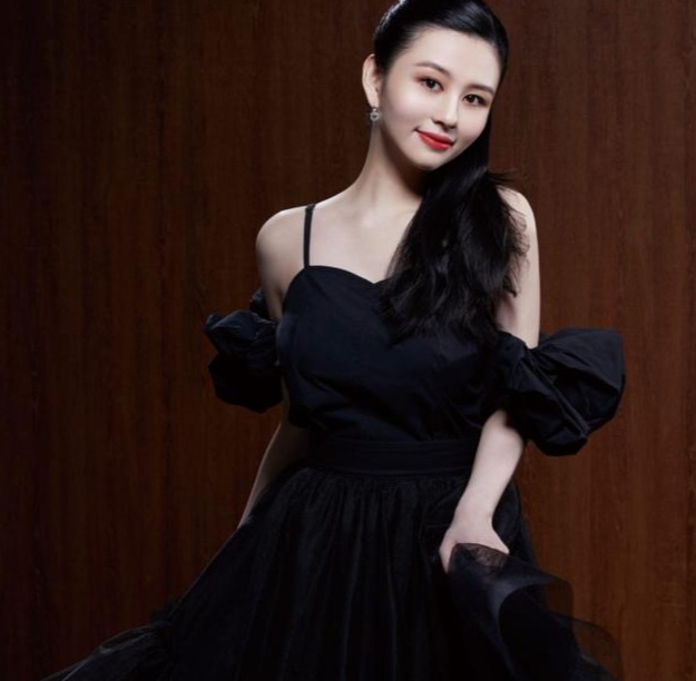 邱淑贞女儿沈月自曝曾被同学排挤 未来可能当艺人