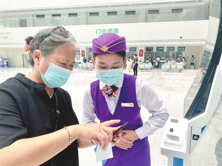 省儿童医院新院区就诊大厅引导员正在引导群众就医.