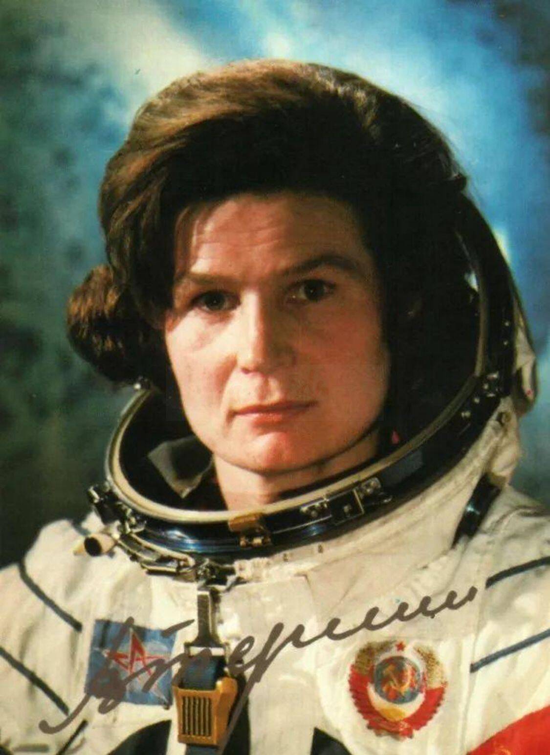 1963年6月16日苏联宇航员捷列什科娃乘坐东方六号宇宙飞船进入地球