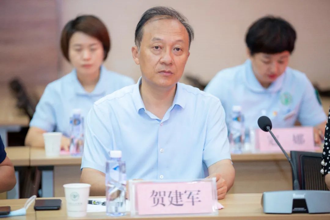 西安大兴医院党委书记、院长贺建军汇报医院情况