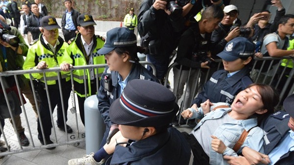 “港独”组织成员强闯香港政府总部 9人被拘_凤凰网