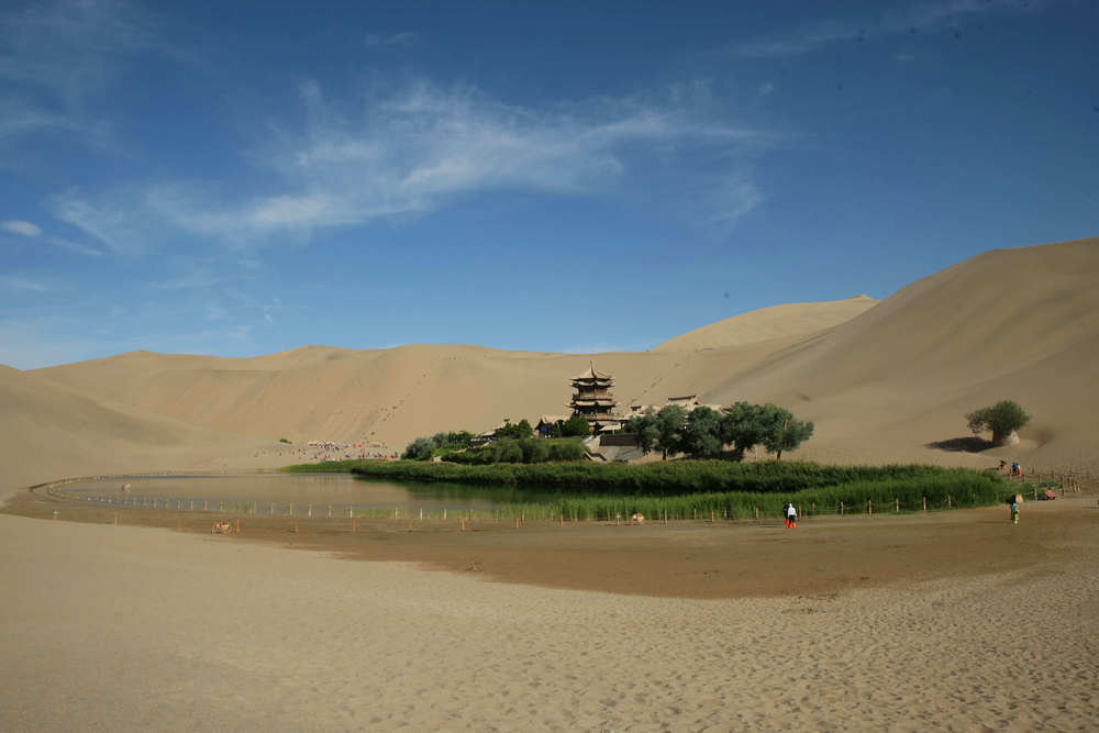 “沙漠第一泉”——月牙泉 新华社记者 刘诗平 摄