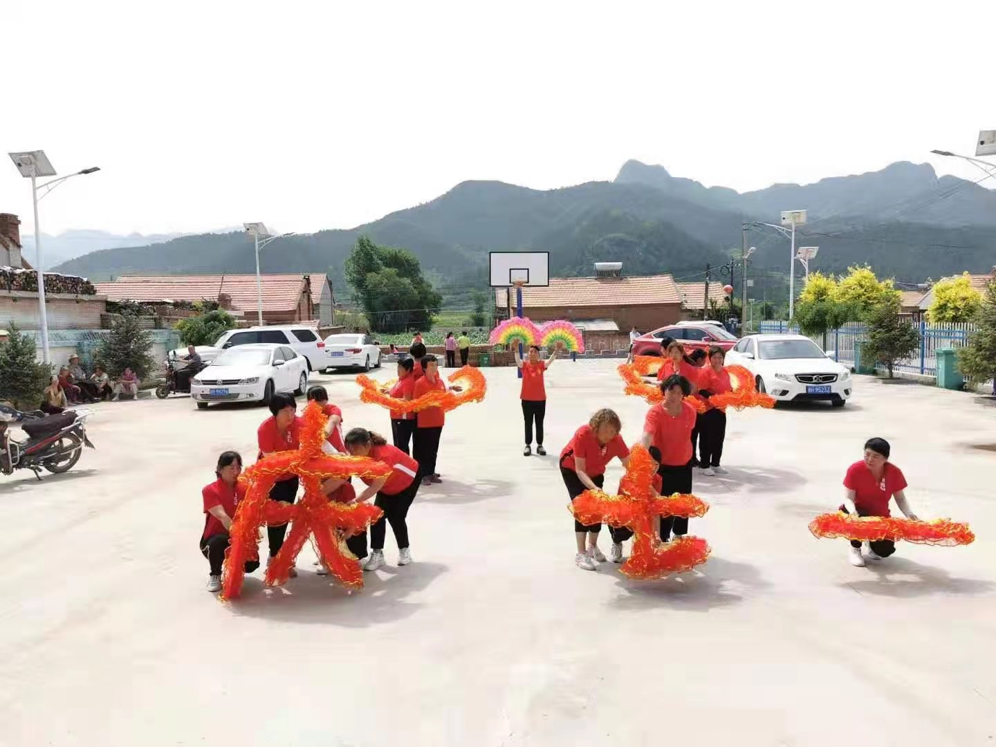 组织村民庆祝7.1 王占平摄