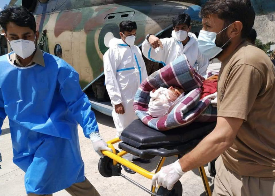 巴基斯坦大巴爆炸墜崖 救援隊用直升機轉運中國傷員