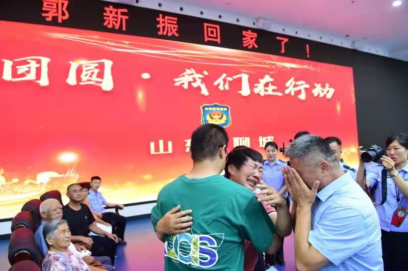 7月11日，山东、河南两地公安机关在山东省聊城市，为郭刚堂、郭新振一家人举行了认亲仪式，离散24年的家庭终获团聚。公安部 图