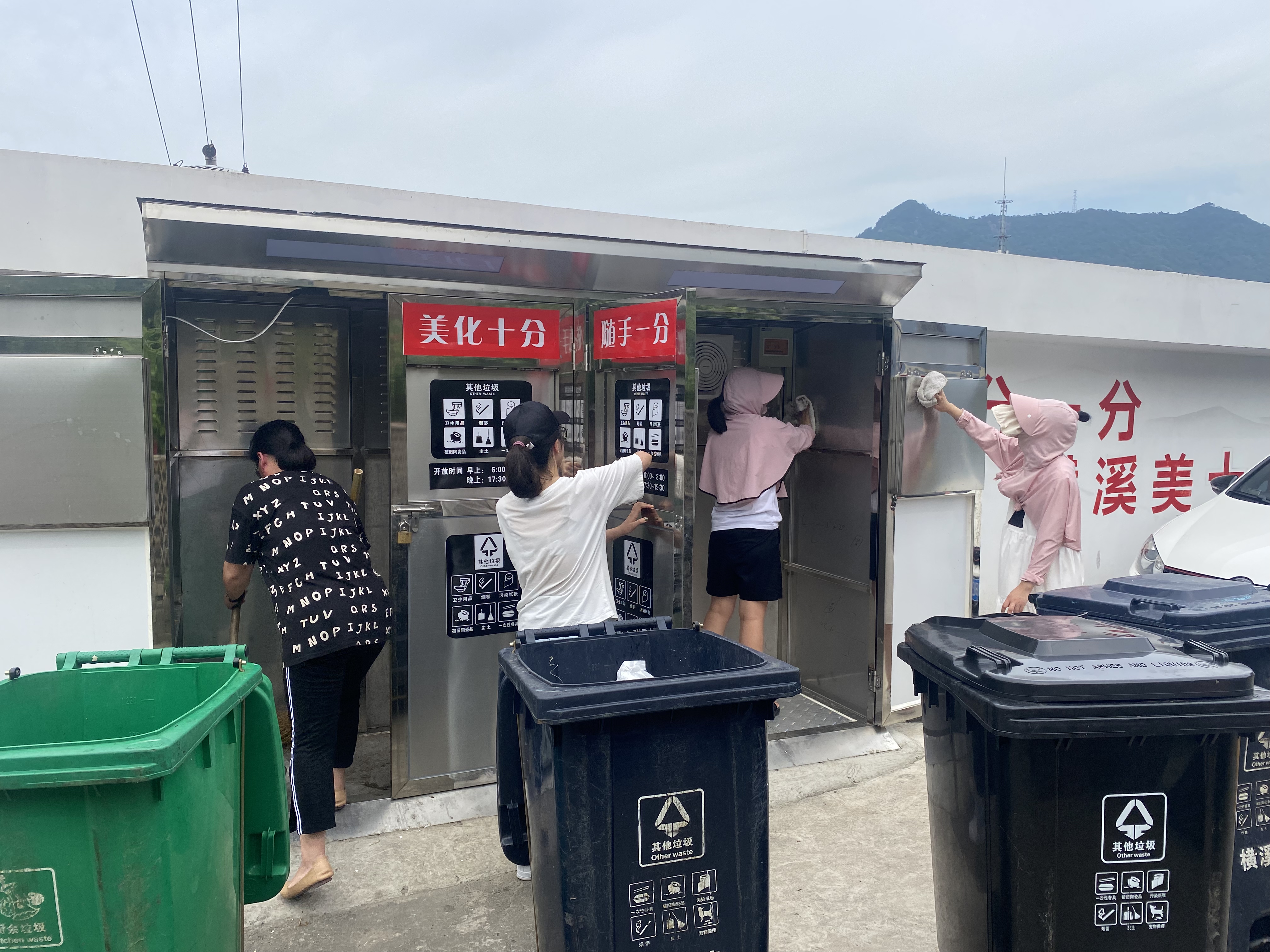 三伏天,横溪镇人大代表洗起了垃圾房