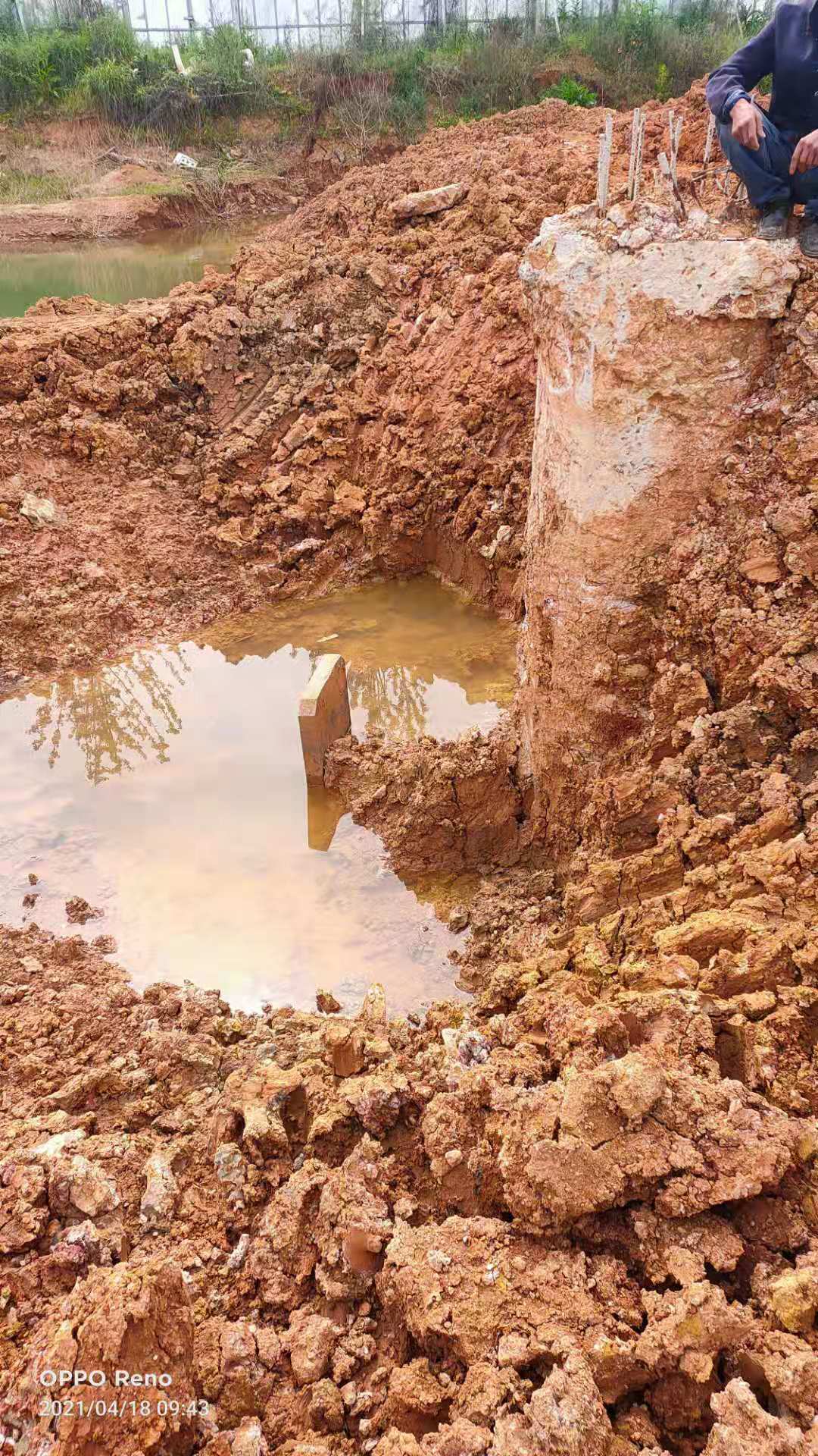 烈士墓四周被堆满泥土