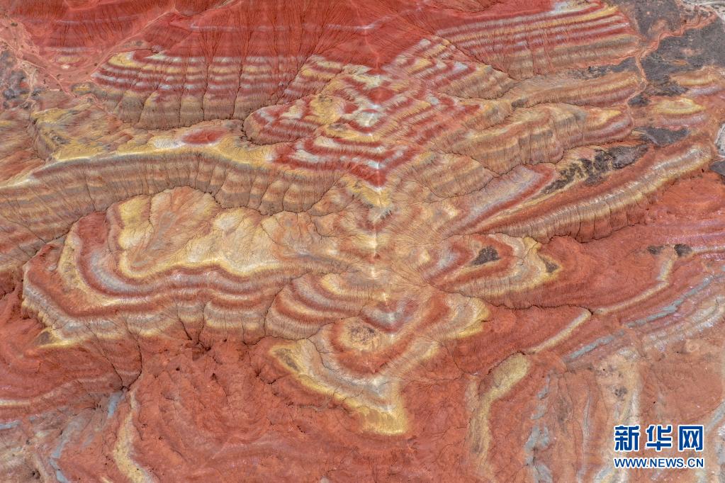 张掖世界地质公园一处彩色丘陵地貌呈现出“五彩祥云”景象(7月14日摄,无人机照片)。新华社记者 郎兵兵 摄