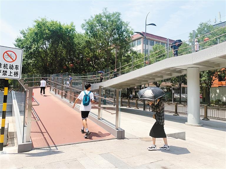 无障碍坡道让市民游客通行更顺畅