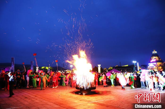 游客围着篝火跳舞. 邵天李 摄