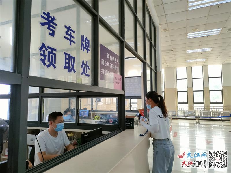 考生领取号码牌