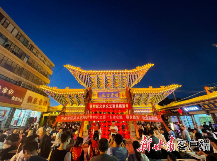 明清仿古一条街，人群摩肩接踵。