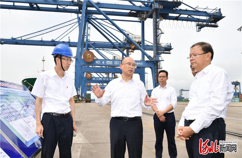 7月13日到14日，省长许勤到唐山市宣讲习近平总书记“七一”重要讲话精神，调研检查经济运行、港口转型升级、旅游岛规划建设、防汛等工作。这是许勤来到曹妃甸港通用码头，详细查看港口运营和码头运能情况。 河北日报记者孟宇光摄