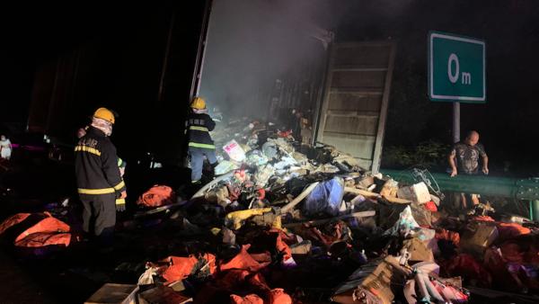 快递货车大广高速起火，300余万元货物付之一炬