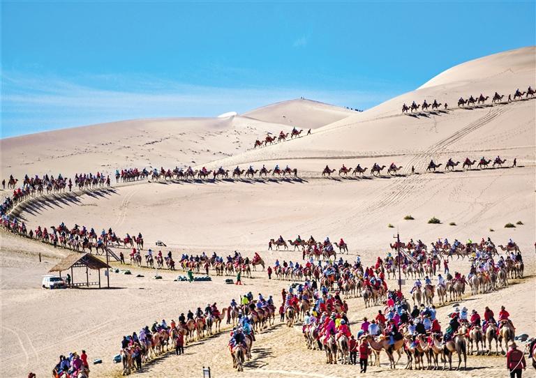 盛夏丝路敦煌旅游热 大漠驼队舞长龙