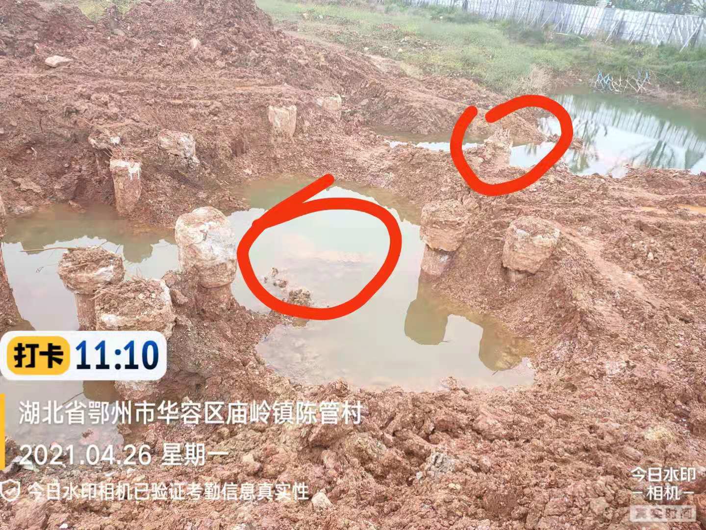 被掩埋在水中的烈士墓