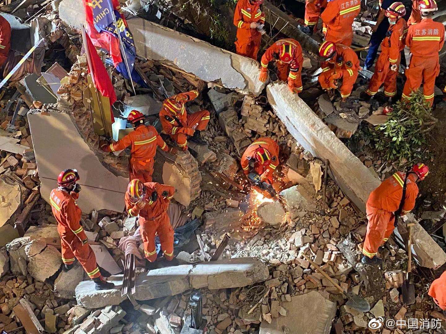 600余名消防指战员正在苏州酒店坍塌事故现场实施救援