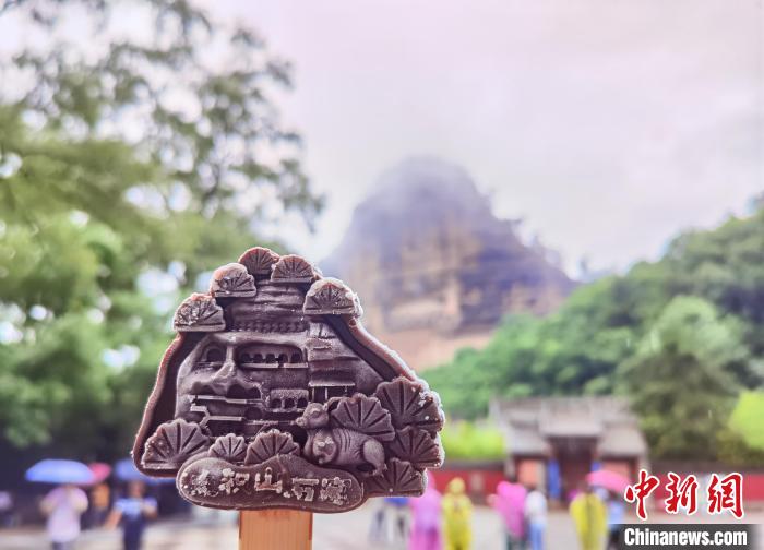 7月15日，甘肃省天水境内的麦积山大景区雾霭缭绕，宛如给高耸入云的麦积山石窟披上一层薄纱。　张婧 摄