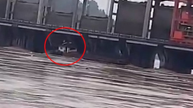 四川渠江洪峰过境 船只失控撞上大桥