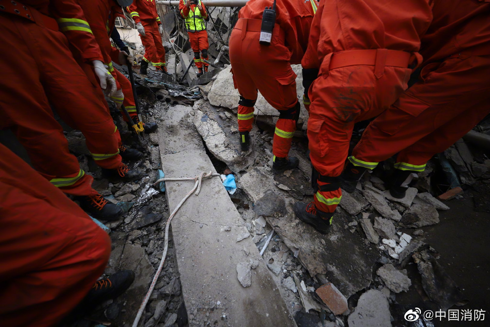 直擊蘇州坍塌酒店救援現場 一到四層是直接“坐”下去的
