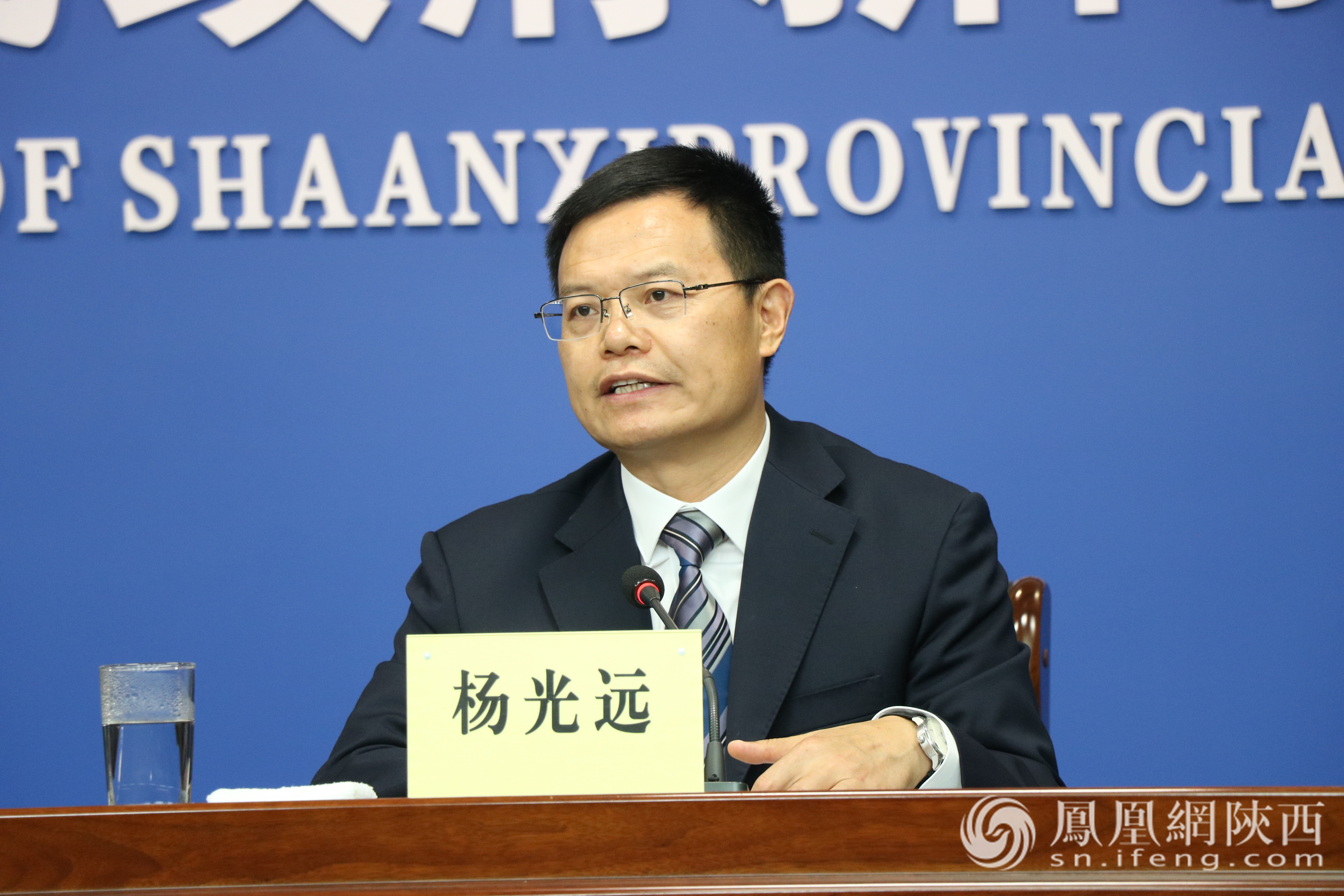 中共延安市委常委、宣传部部长杨光远回答现场提问