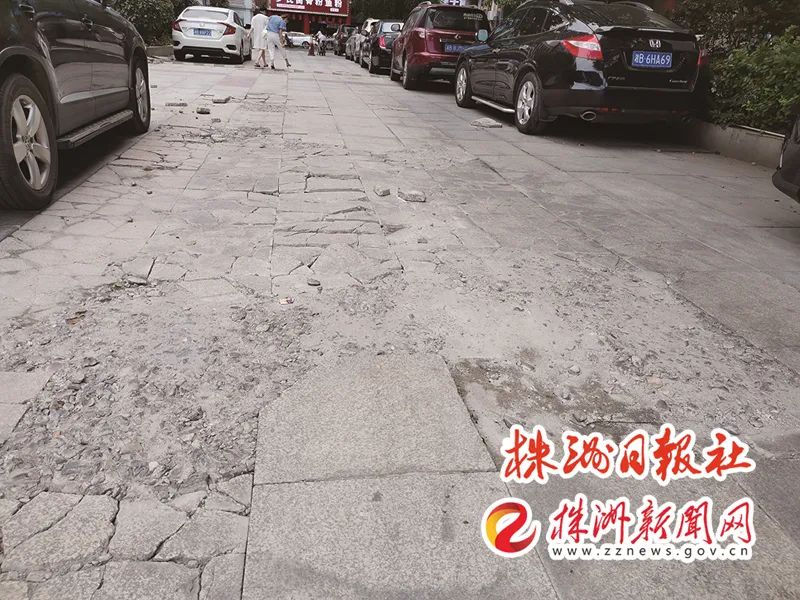 ▲ 石子湖公园仁爱医院旁停车场地砖破烂不堪。记者/姚时美 摄