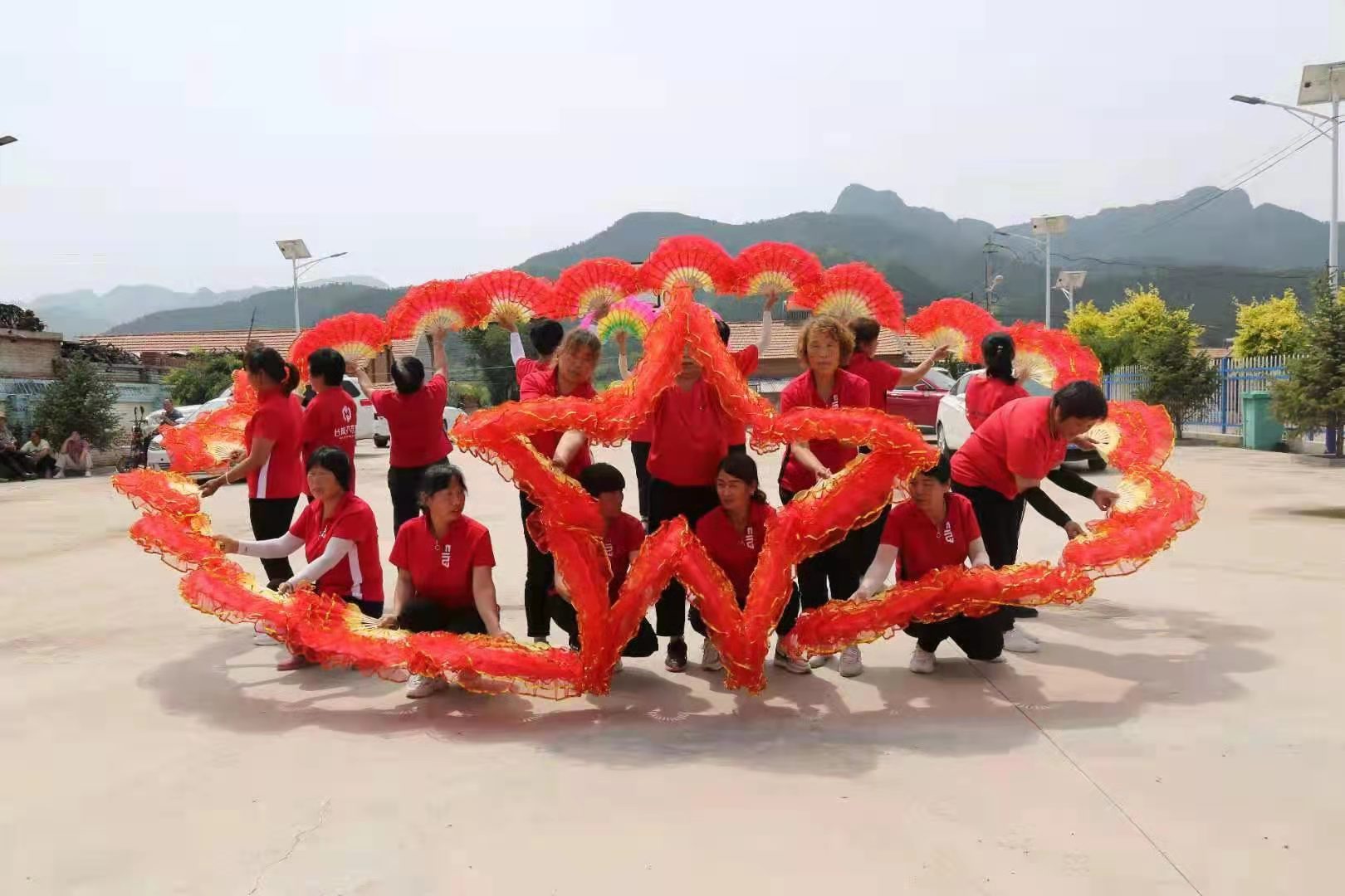 组织村民庆祝7.1 王占平摄