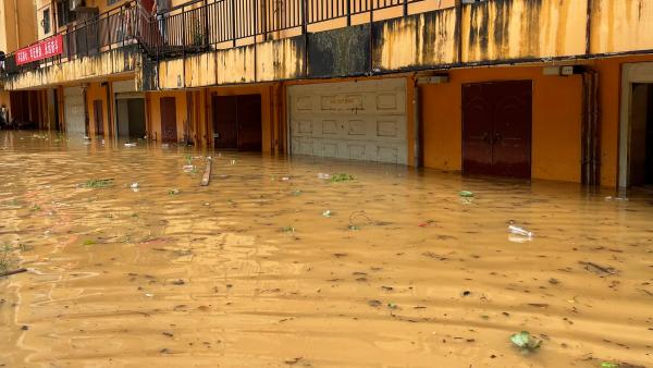 云南河口多地暴雨致城市内涝，多支消防力量前往救援