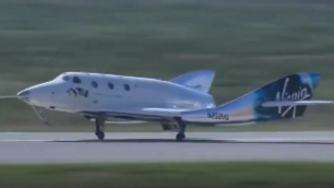 现场：布兰森搭乘太空船二号完成太空之旅 返回地面