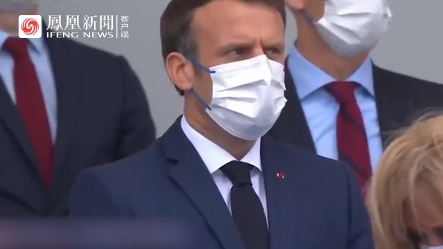 法国国庆军乐团指挥差点扔丢指挥棒