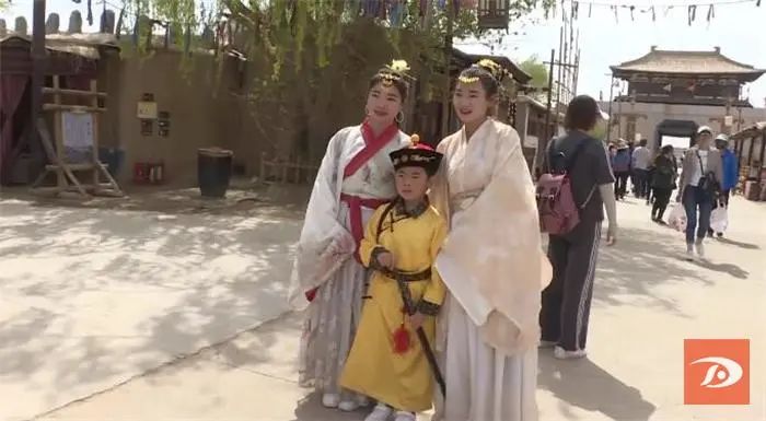 创新高！敦煌鸣沙山月牙泉景区游客接待量破百万