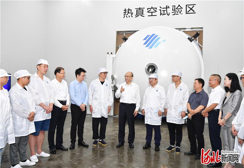 7月13日到14日，省长许勤到唐山市宣讲习近平总书记“七一”重要讲话精神，调研检查经济运行、港口转型升级、旅游岛规划建设、防汛等工作。这是许勤来到九天微星科技发展有限公司，深入企业车间宣讲习近平总书记“七一”重要讲话精神，围绕“一个伟大梦想”“四个伟大成就”和“九个必须”根本要求等内容与一线职工互动交流。 河北日报记者孟宇光摄