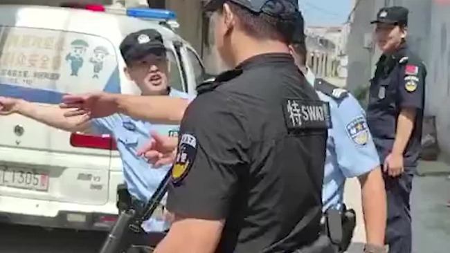 百余斤重藏獒发狂突袭农户 警察果断击毙