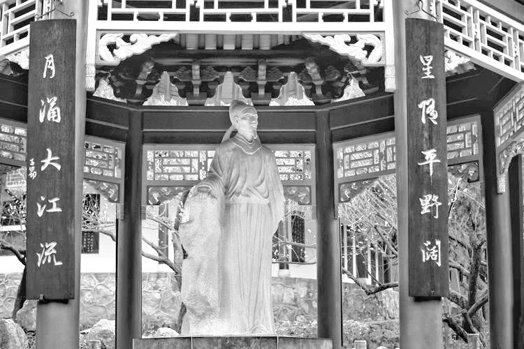 草堂的诗圣塑像