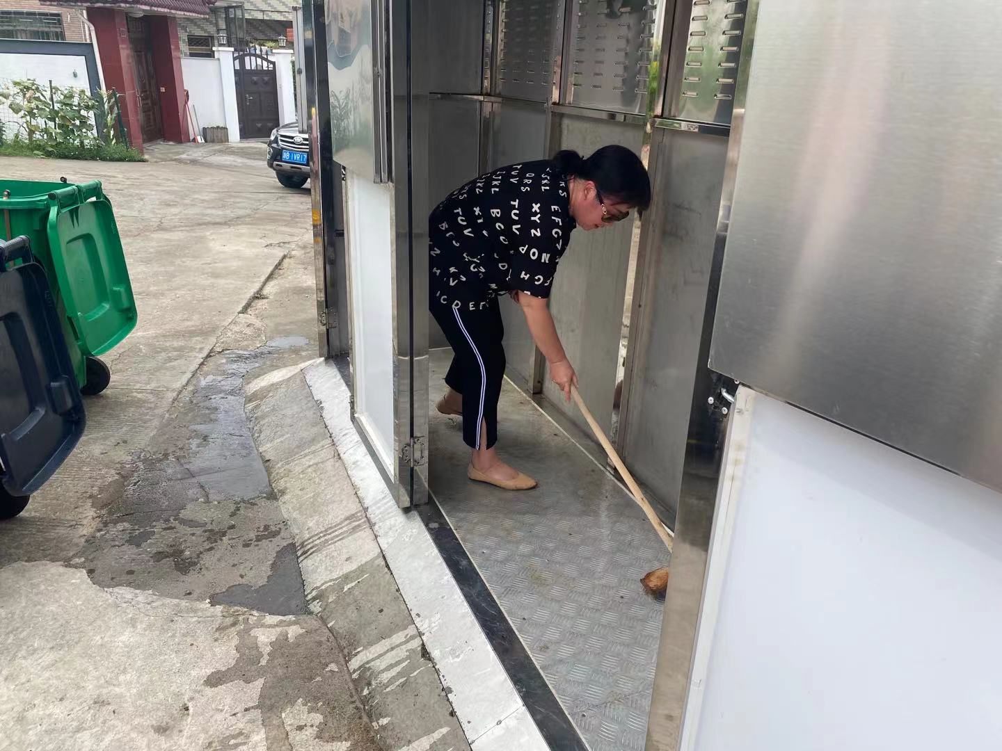 三伏天,横溪镇人大代表洗起了垃圾房