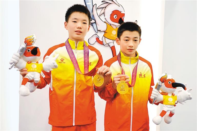 夺金后的双胞胎兄弟白钰豪(右)和白钰鸣。