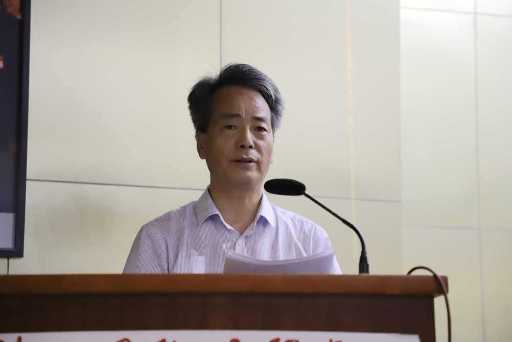 党委书记、督导专员康亚国宣读决定和相关文件