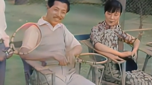 彩色修复影像：“九一八事变”后，少帅张学良与家人在公园打网球