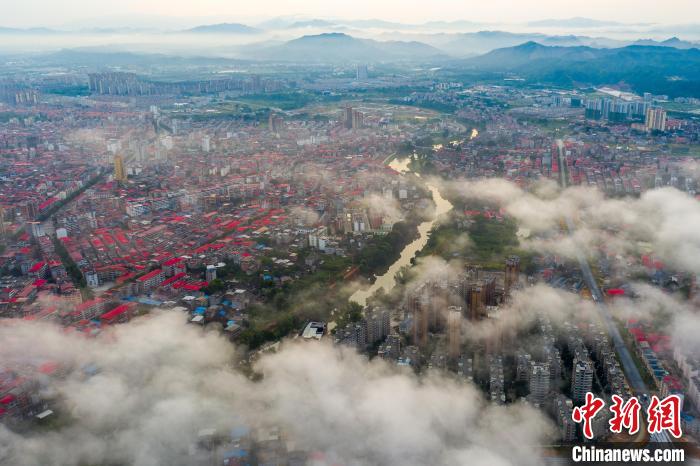 盛夏时节江西瑞金雨后现平流雾景色美如画