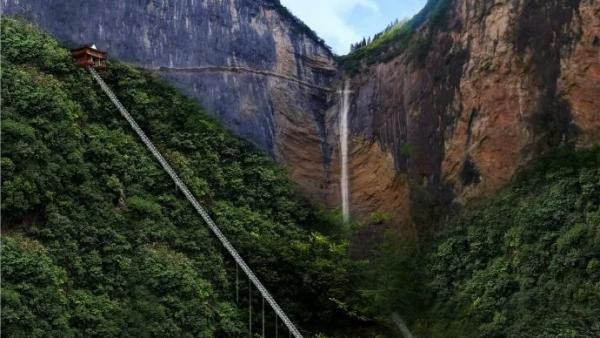 世界最长斜行电梯在恩施投入运营，村民可免费坐需和游客错峰