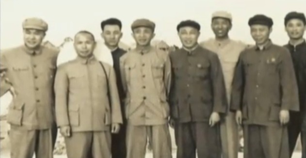 新中国成立之初,耿飚被任命为外交大使,从零开始学习外交礼节_凤凰网视频_凤凰网