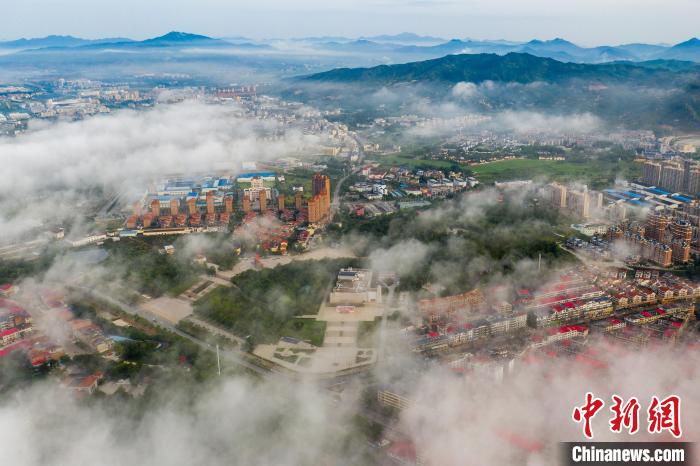 7月16日清晨，江西省瑞金市上空雨后出现平流雾，城市若隐若现，给这座